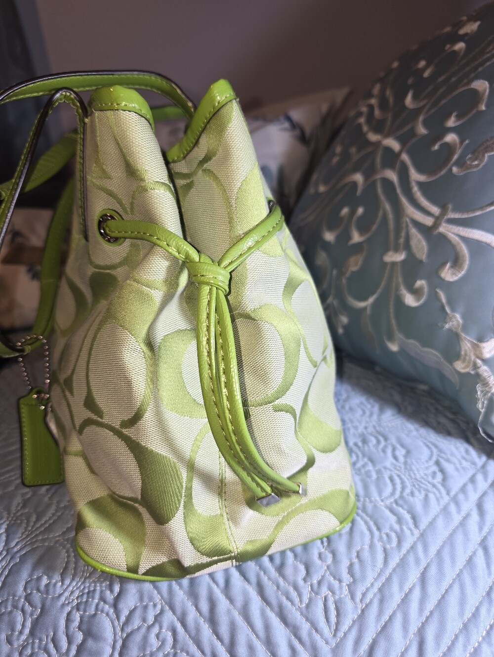 Green Signature Pattern Tote Bag - Picture 5 of 11